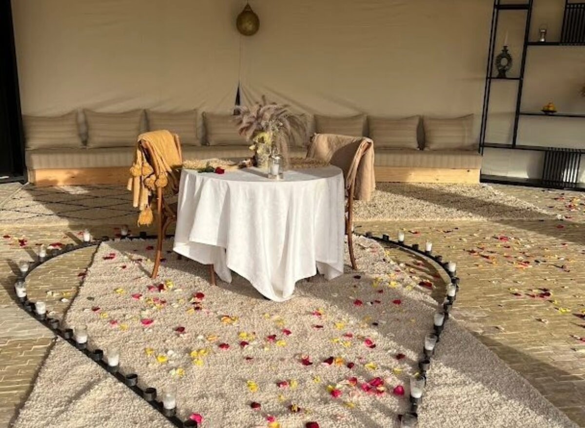 romantic dinner Agafay desert experience